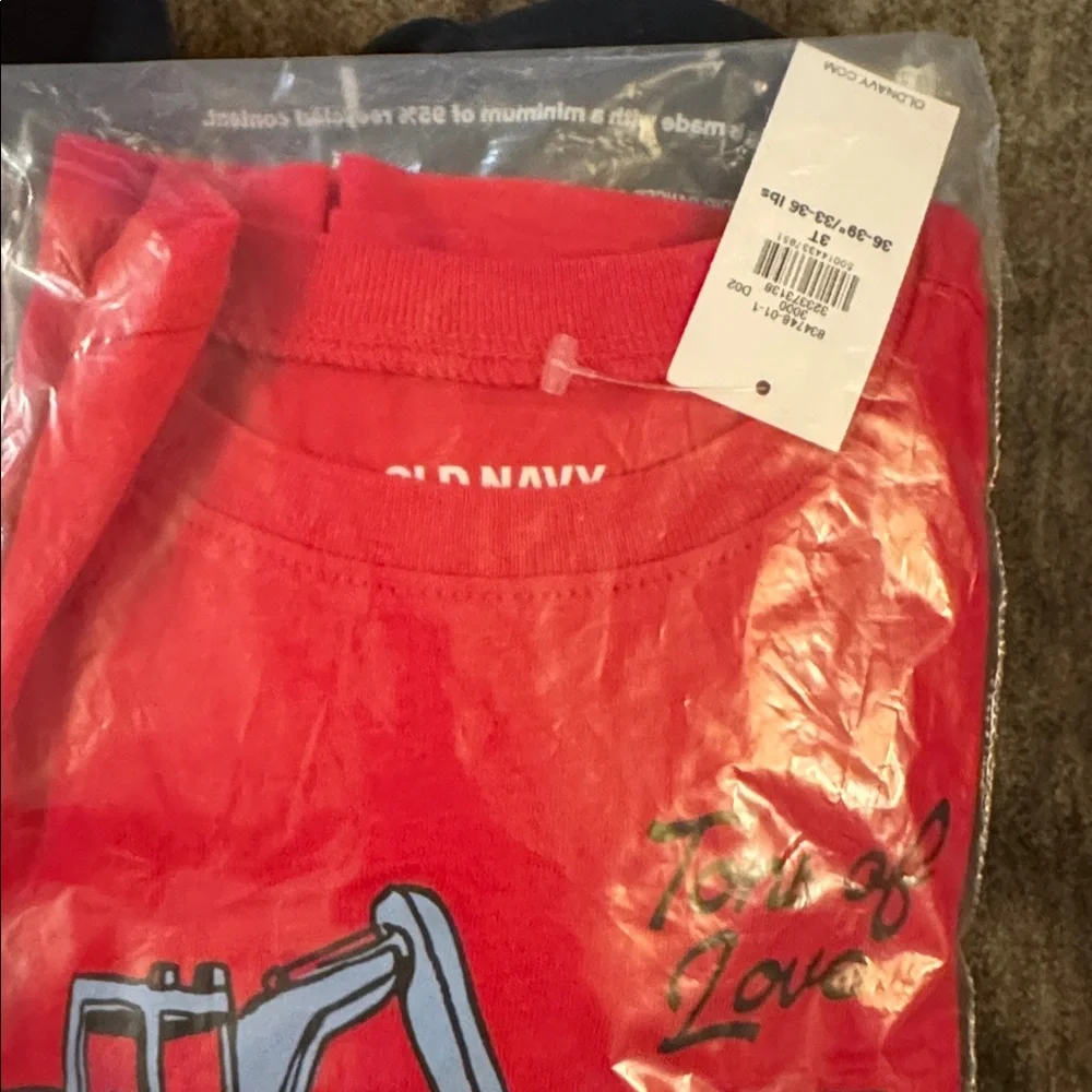 Old Navy new red tons‎ of love